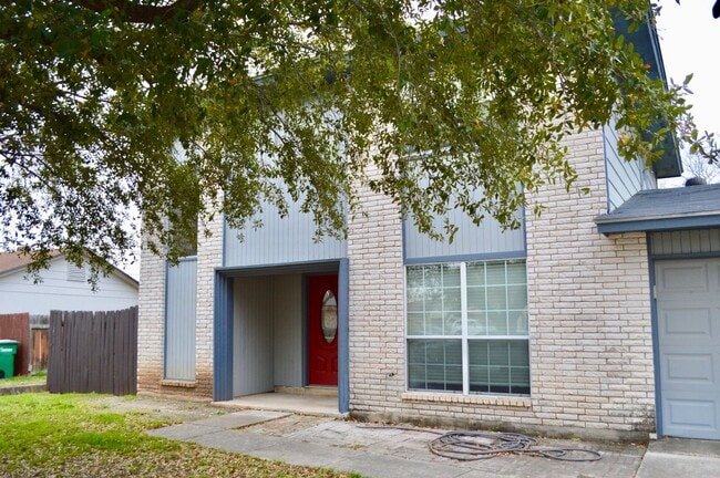 Building Photo - Beautiful 3 bed 2 bath home in a quiet nei...
