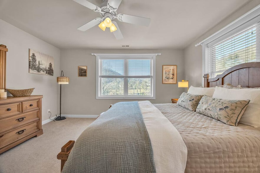 Building Photo - 270 Creatwood Trail