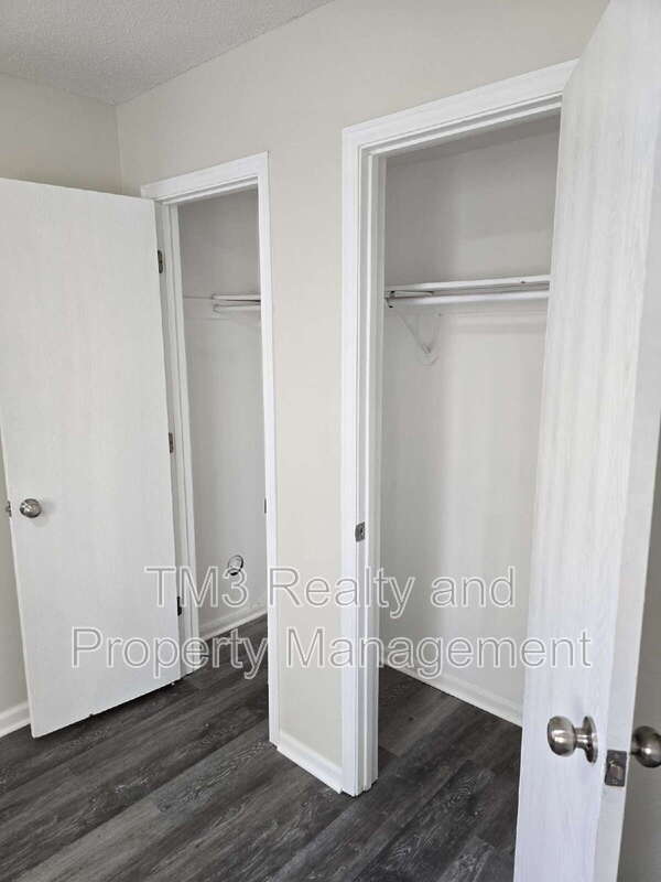 Building Photo - 1602 E Kansas City Rd