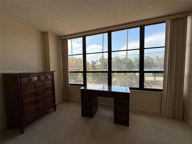 Building Photo - 1 bedroom in Hallandale FL 33009