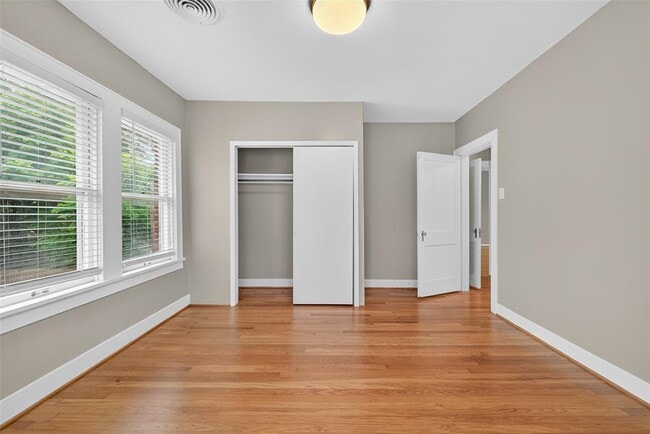 Building Photo - 2343 Wroxton Rd