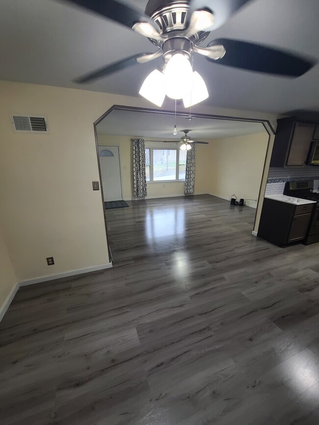 Dining area looking into livingroon - 2015 Arlene Dr