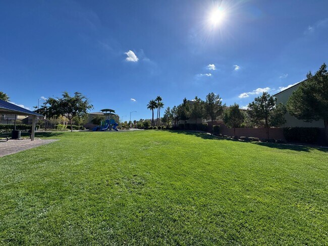 Building Photo - Newer Home with Gated Community Single Fam...