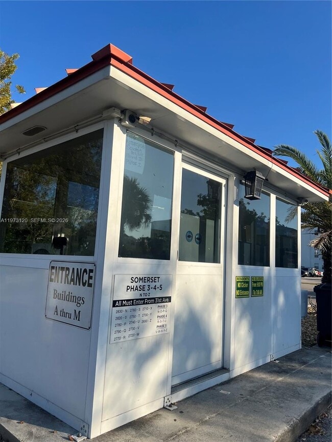 Building Photo - 2851 Somerset Dr