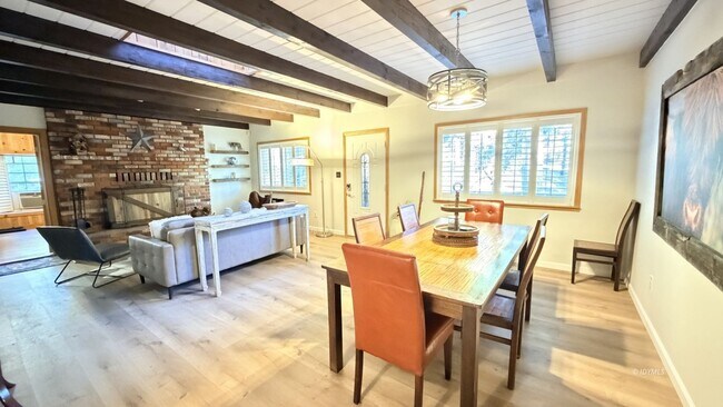 Building Photo - Large Home with Views