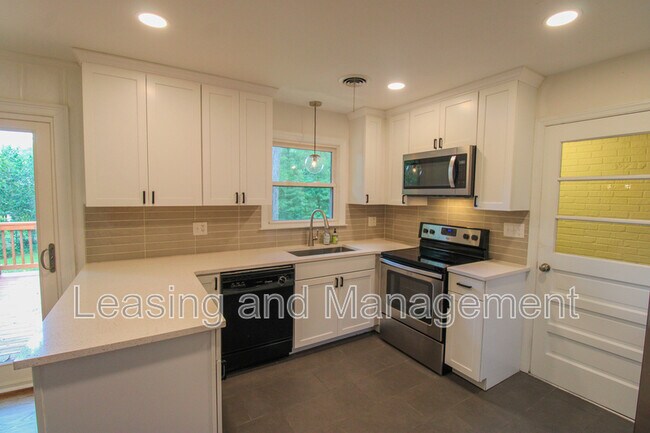 Building Photo - 927 Holly Ct