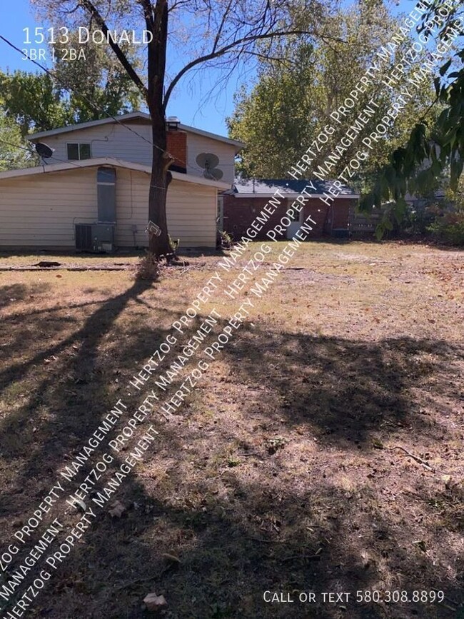 Building Photo - Large 3 Bedroom Home