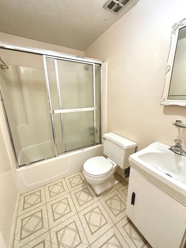 Building Photo - Well-Maintained 2 Bed, 1 Bath Townhome in Munhall - Central AC & Heat, Integral Garage - Availabl...