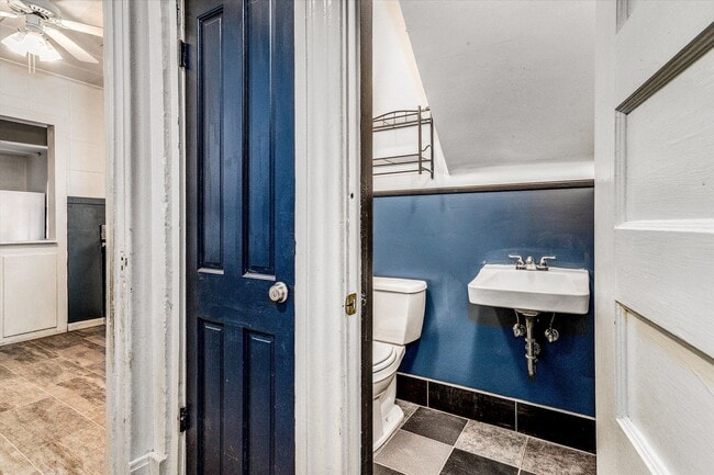 Building Photo - 912 E 31st St