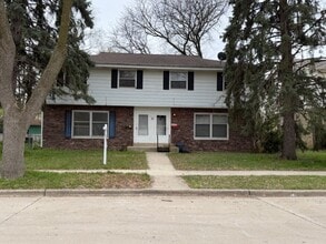 Building Photo - 7111 W Brentwood Ave