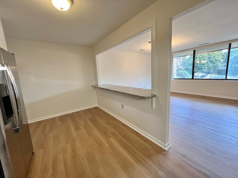 Building Photo - 1004 Paradise Rd