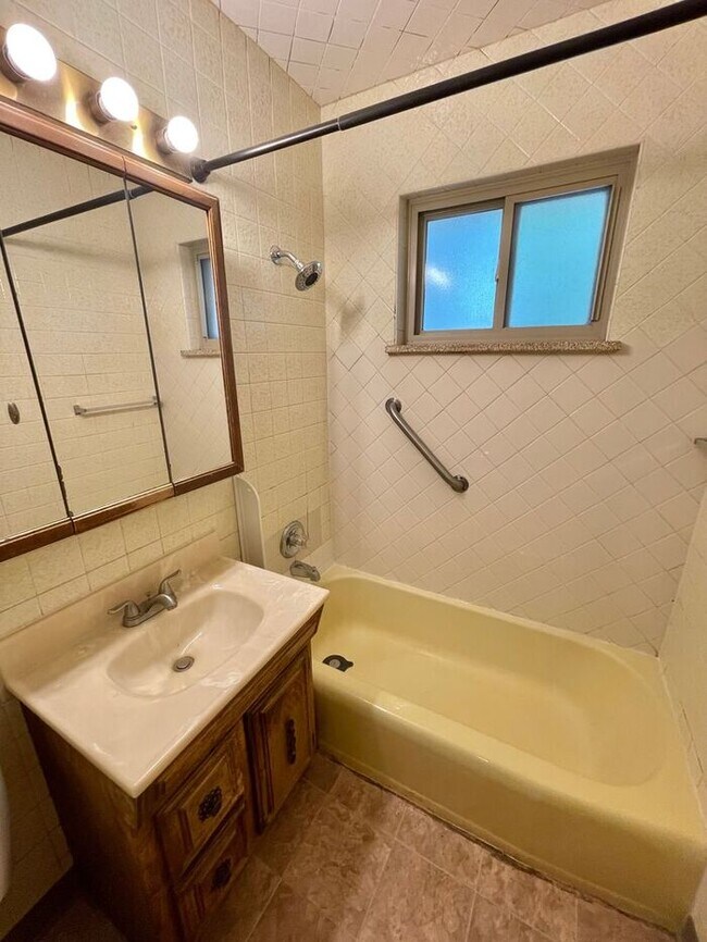 Building Photo - Spacious 3 Bedroom, 1.5 Bathroom Home in G...