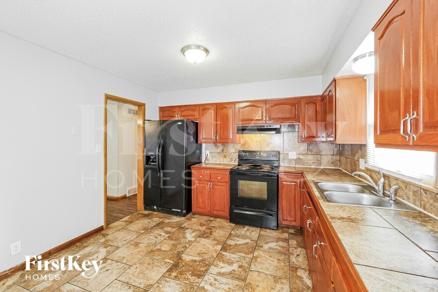 Building Photo - 8207 E 85 St