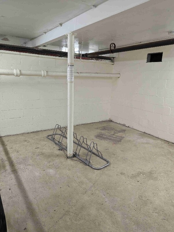 Building Photo - 3 Colonial Rd