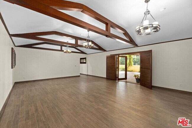 Building Photo - 664 S Highland Ave