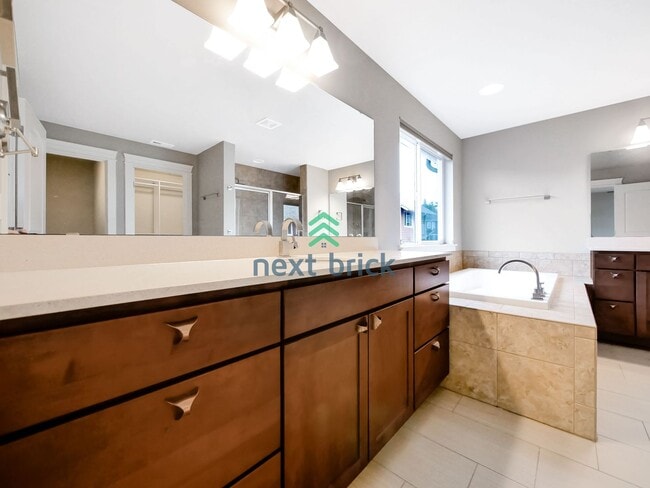 Building Photo - 4 BED AND 2.5 BATH SINGLE FAMILY HOUSE FOR...