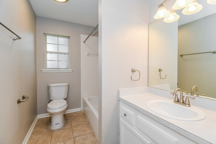 Building Photo - 401 Baybrook Dr