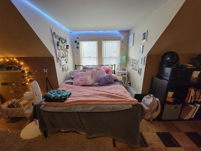 Building Photo - AVAILABLE JUNE - 6 BED 1.5 BATH Close to Campus!