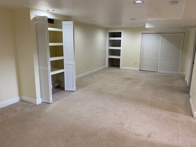 Building Photo - Arbor Lodge Bungalow!