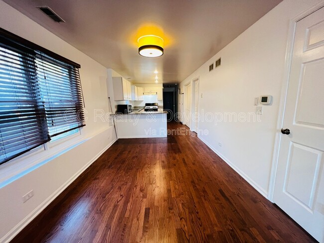 Building Photo - 1756 W Roscoe St