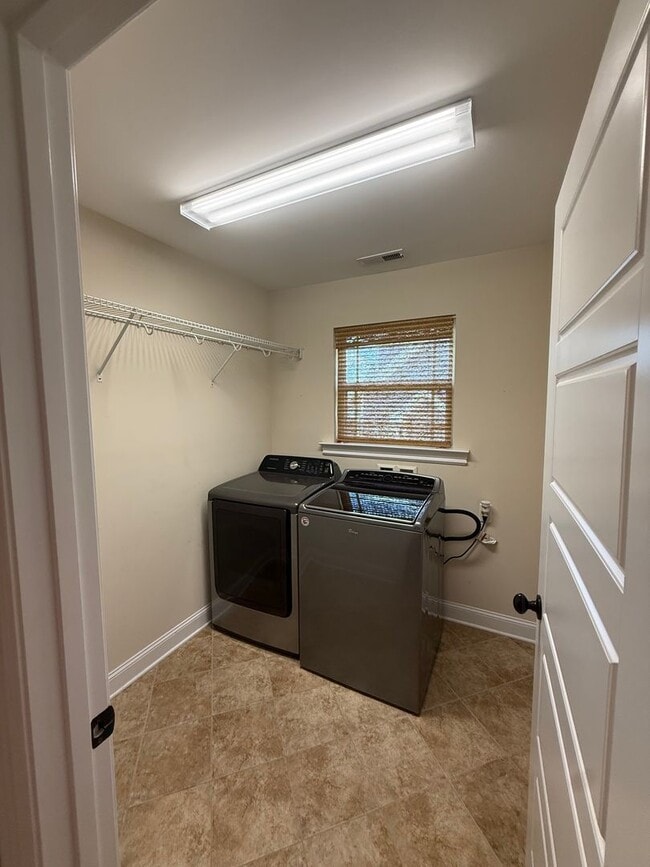 Building Photo - Elegant 3-Bedroom Home in Gated Seven Lakes with Community Pool