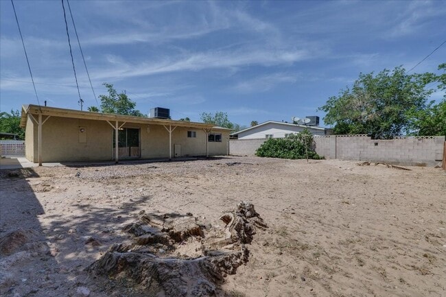 Building Photo - 2805 Sultana St