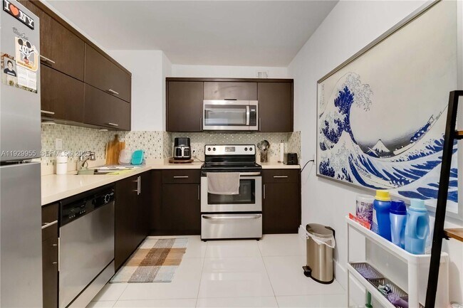 Building Photo - 100 Bayview Dr