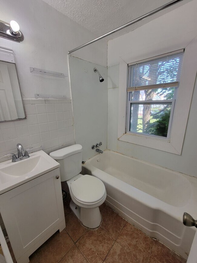 Building Photo - 1185 E 167th St