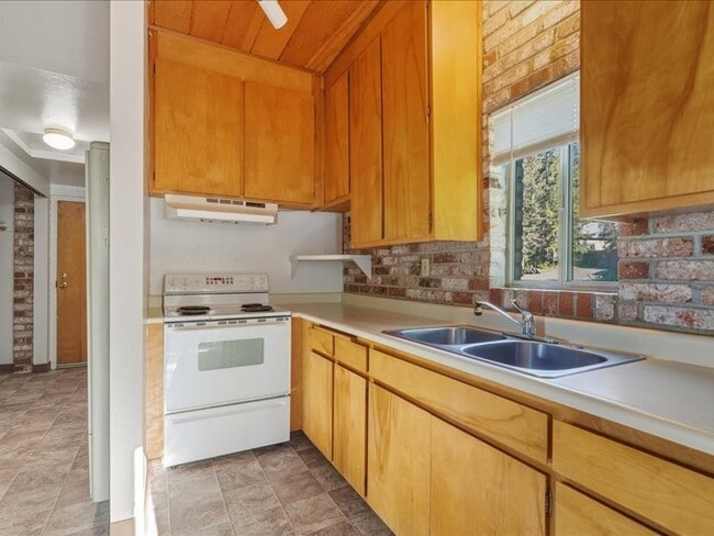 Building Photo - 1863 Bailhache Ave