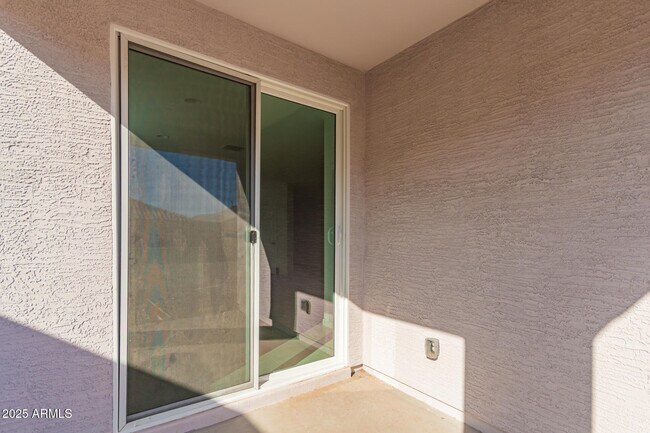 Building Photo - 3233 Juniper Cyn Dr