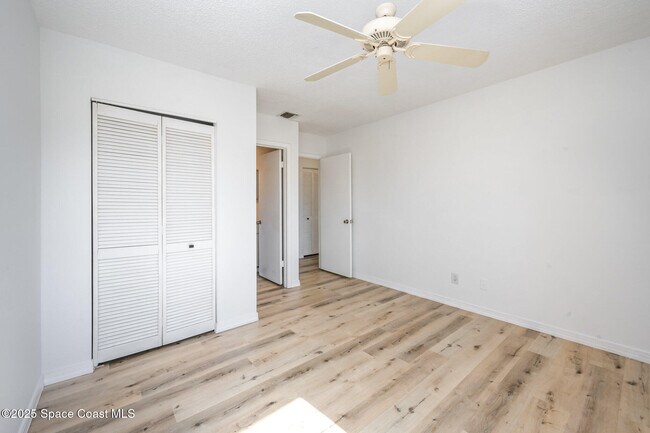 Building Photo - 2230 Golf Isle Dr