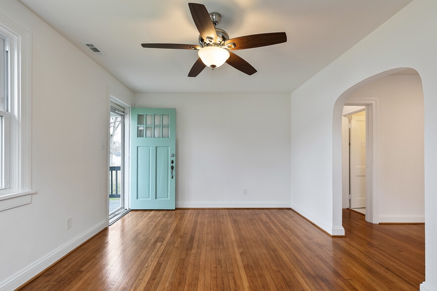 Building Photo - 2629 Dellrose Ave