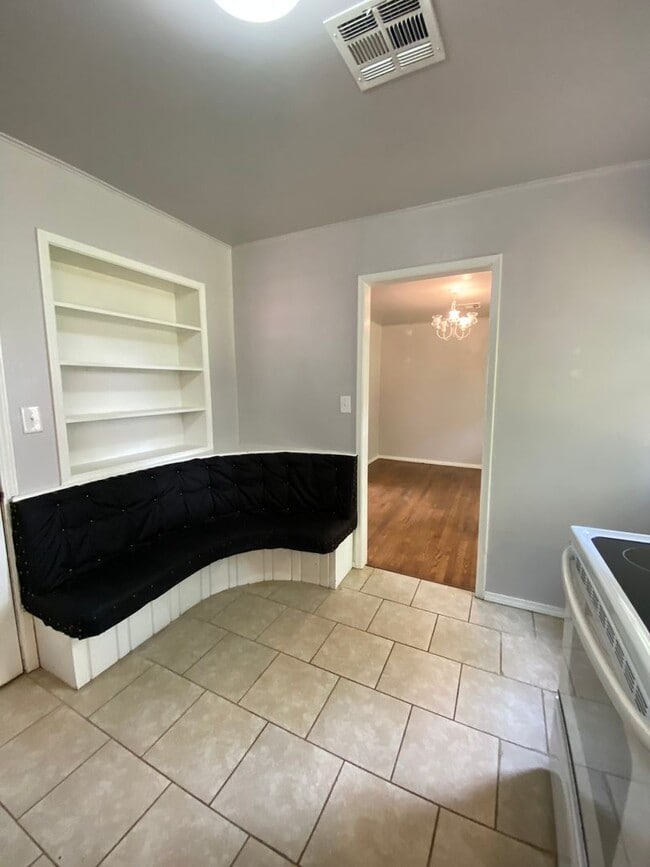 Building Photo - Cute 2 Bed 1 Bath in The Village