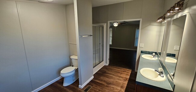 Building Photo - Spacious 3-bedroom, 2-bathroom mobile home.