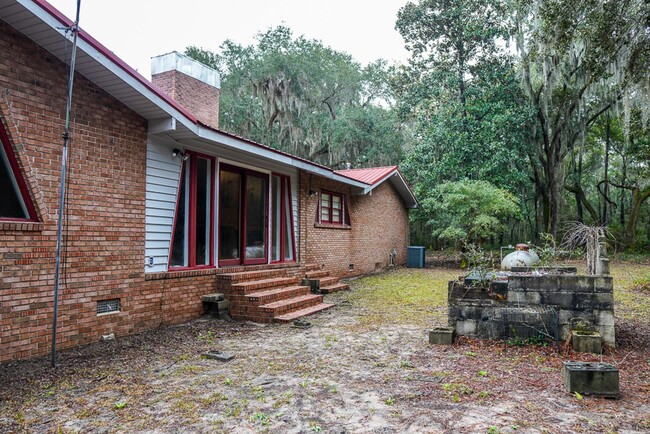 Building Photo - Tucked Away Three Bedroom Home