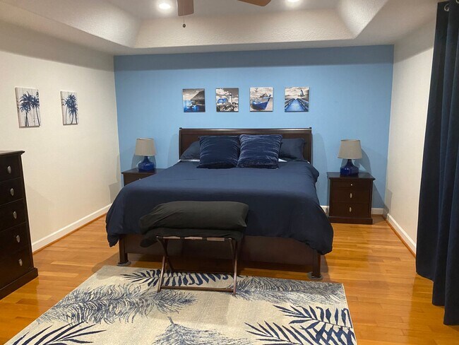 Building Photo - Sunset Lakes