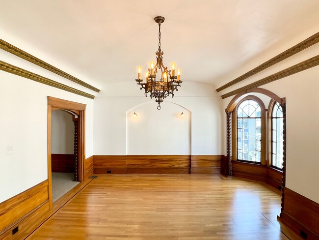 Building Photo - Stunning Multi-Level 4/2.5 W/ Dining Room....