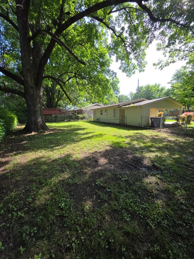 Building Photo - 821 N Parker Rd