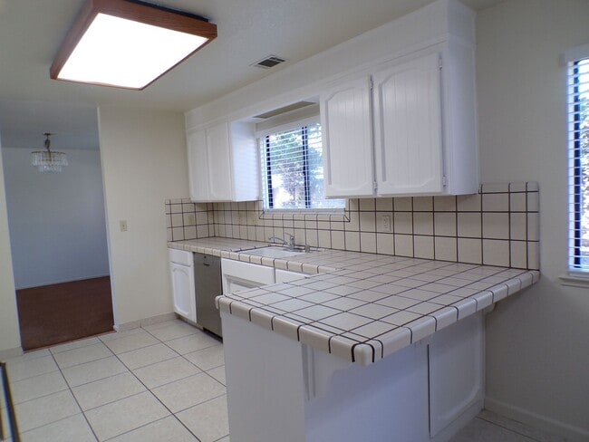 Building Photo - 2124 Sunny Oak Ct