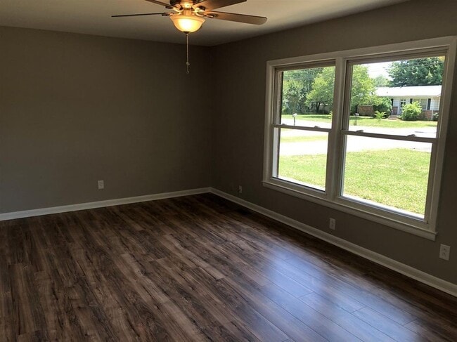 Building Photo - AVAILABLE JULY 15TH.  3 BEDROOM 1 1/2 BATH...
