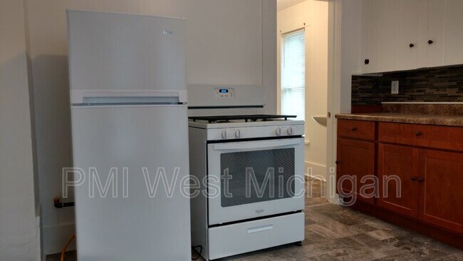 Building Photo - 921 Dayton St SW