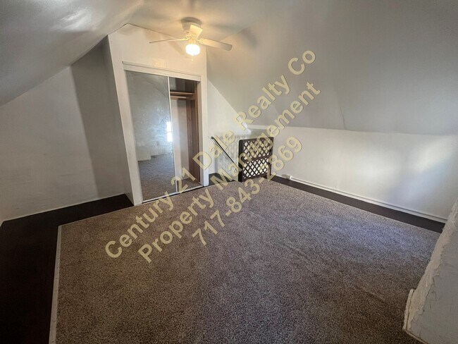 Building Photo - Beautifully redone 3 BR, 1 Bath Townhouse in York Suburban Schools