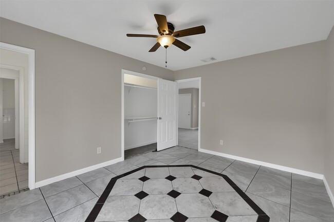 Building Photo - 1018 Surrey Ct