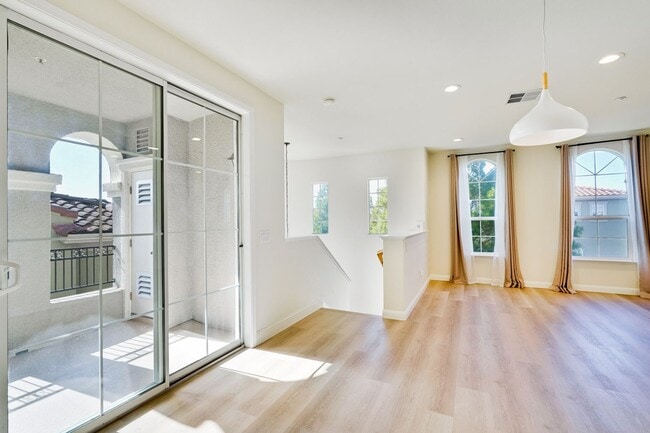 Building Photo - Beautiful 2 Bed 2 Bath End Unit Townhome in Communication Hills!