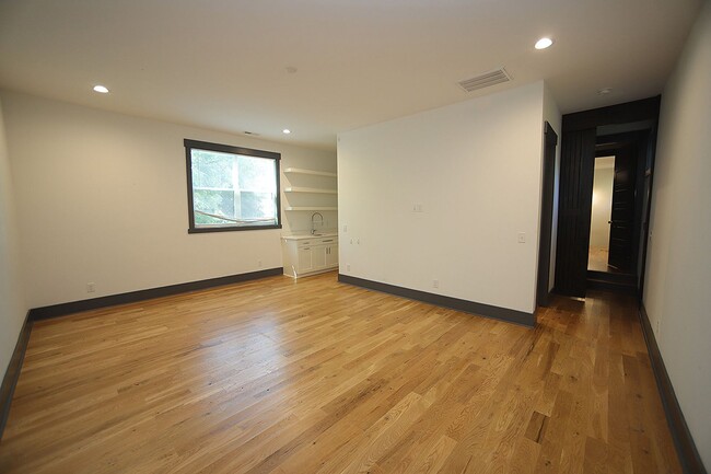Building Photo - Sleek! Sophisticated! One of a Kind!