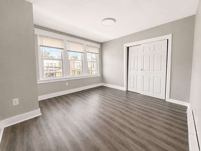 Building Photo - Spacious 3-Bedroom Rental with Front Porch, Backyard & Basement