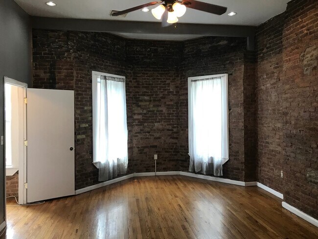 Building Photo - Comfy 2/3 Bedroom apartments