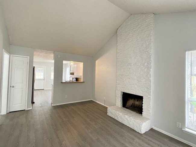 Building Photo - 2/1 Duplex in North Austin