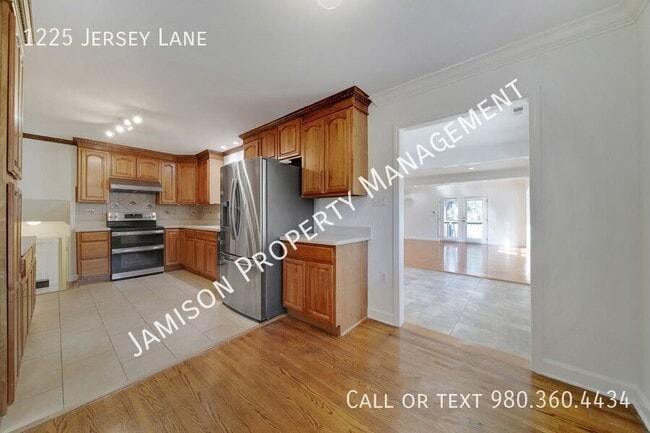 Building Photo - 1225 Jersey Ln