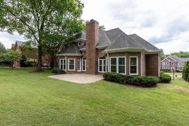 Building Photo - AVAILABLE NOW!-- Walk to Kenrose and Raven...